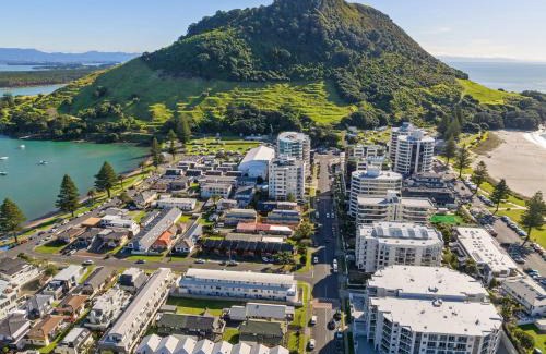 Mount Maunganui House | The Iconic Kiwi Bach, Full Site Downtown Mount