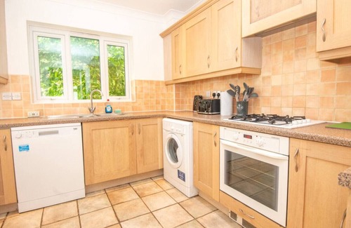 Ipswich House | The Ipswich Group Retreat: 4BR 3BATH Ample Parking
