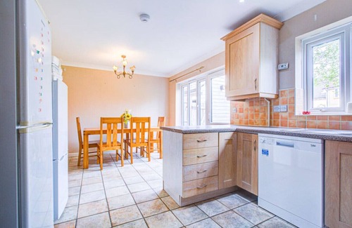 Ipswich House | The Ipswich Group Retreat: 4BR 3BATH Ample Parking