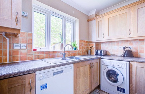 Ipswich House | The Ipswich Group Retreat: 4BR 3BATH Ample Parking