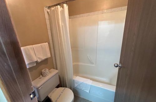 Sundre Hotel | The King's Motel