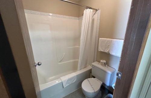 Sundre Hotel | The King's Motel