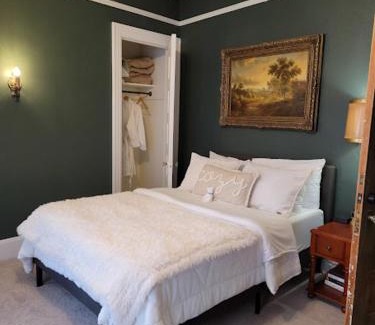 Downtown Toledo Bed & Breakfast | The Kings Throne Inn and Guest House