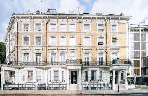 Kensington Apartment | The Knaresborough - Deluxe Studio in Earl's Court