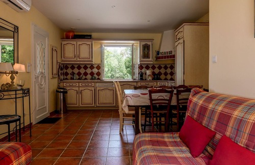 Saint-Paul-Trois-Chateaux Ski Chalet | The Little House on the Hill with Pool and Petanque Court – Drôme Provençale