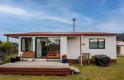 Lake Hawea House | The Lake Base - Lake Hāwea Holiday Home