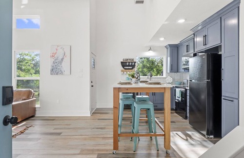 Somerville Cottage | The Lake House, Pond, 3 Min to Lake, Pets Ok