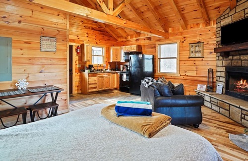 Logan Cabin | The Lazy Bear at Lake Logan Hilltop