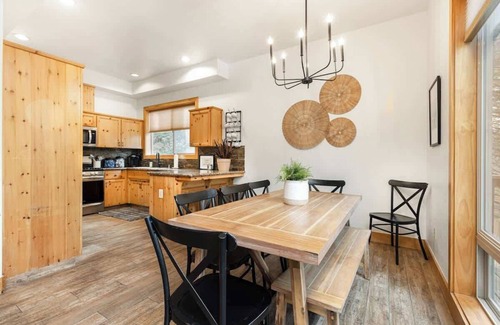 Shaver Lake Cabin | The Lazy Pines Lodge w/Pool Table & BBQ Grill