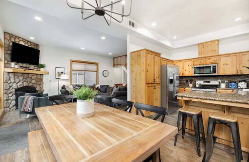 Shaver Lake Cabin | The Lazy Pines Lodge w/Pool Table & BBQ Grill