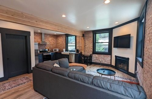 Wallace Apartment | The Linden Lofts at Albertini’s- Downtown Luxury Lofts #1