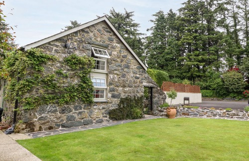 Dolbenmaen Cottage | THE LITTLE COACH HOUSE, pet friendly, with a garden in Garndolbenmaen