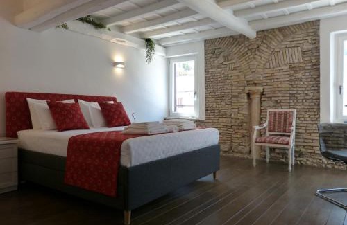 Navona Apartment | The little column