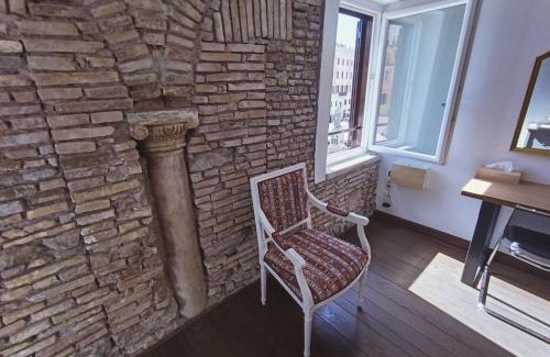 Navona Apartment | The little column