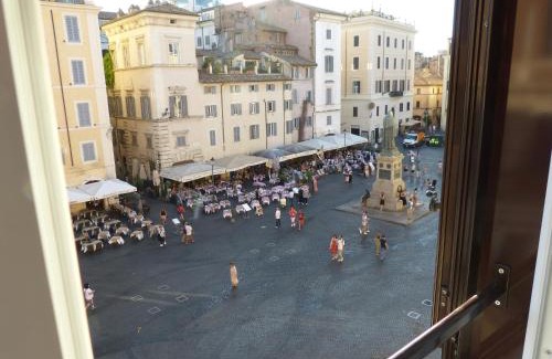 Navona Apartment | The little column