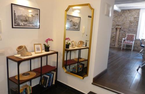 Navona Apartment | The little column
