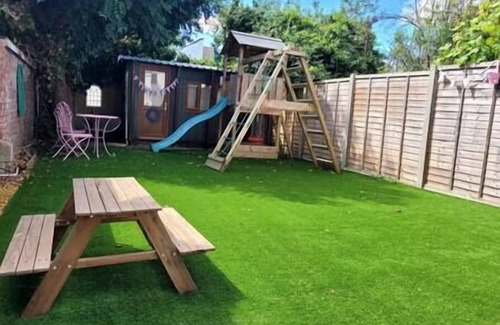 Cheltenham House | The Little Green House - Cheltenham, Walk to Town