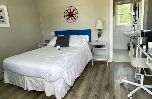 Mount Horeb House | THE LITTLE VILLAGE , Queen Room 109
