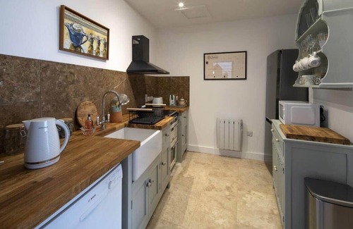 Moreton-in-Marsh Cottage | The Little Window, Classic Cotswolds Cottage