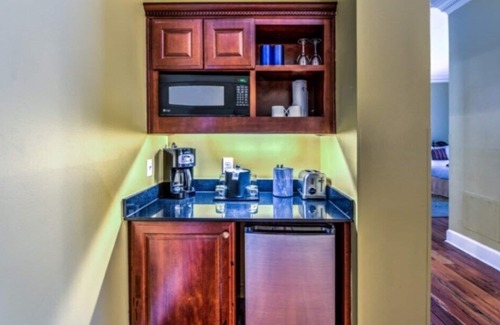 French Quarter Apartment | The Lodge Alley Inn, Charleston, South Carolina, Studio