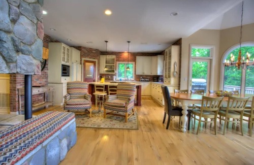 Fairview House | The Lodge at Edenderry | Pet-Friendly Mountain Luxury Retreat | Hot Tub & More!