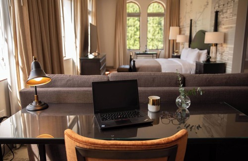 Kirkland Hotel | The Lodge at St Edward Park