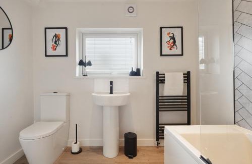Handsworth House | The Lodge - comfortable, stylish, 3 bedroom home with 3-6 beds near Utilita Arena - free parking