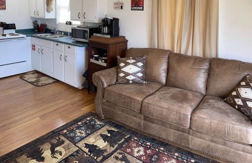 Mountain View Cottage | " The Lodge" Cottage on edge of town w/ Scenic View