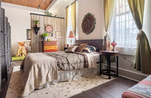 Metamora Cabin | The Lodge, get-aways & get-togethers! Historical small town ambiance & shopping