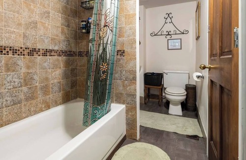 Metamora Cabin | The Lodge, get-aways & get-togethers! Historical small town ambiance & shopping