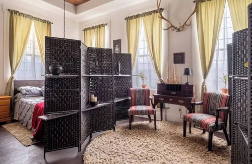 Metamora Cabin | The Lodge, get-aways & get-togethers! Historical small town ambiance & shopping