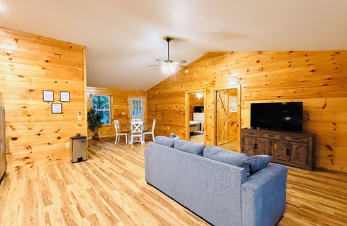 Jamestown House | The Lodge Lake Retreat – Family-Friendly with Private River Access