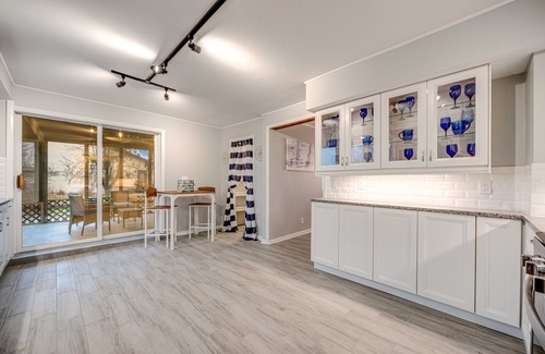 Lake Catherine Cottage | The Lodge, Sweet Waterfront Cottage, Separate Unit