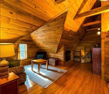 Willmar Apartment | THE LOFT 3 level urban cabin with a HUGE patio!