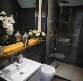 Cheltenham Apartment | The Loft at Hewletts Farm - Stunning Apartment on The Cotswold Way Close to Cheltenham