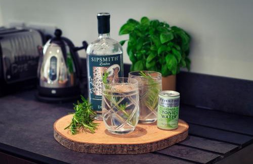 Cheltenham Apartment | The Loft at Hewletts Farm - Stunning Apartment on The Cotswold Way Close to Cheltenham