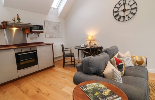 Newton St Loe Apartment | THE LOFT AT LUCOTT HOUSE, with a garden in Bath