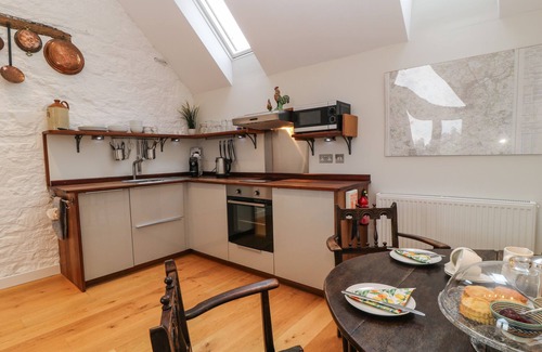 Newton St Loe Apartment | THE LOFT AT LUCOTT HOUSE, with a garden in Bath