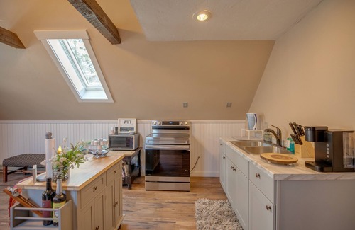 Lincoln Apartment | ~The Loft by Loon~ Pet Friendly