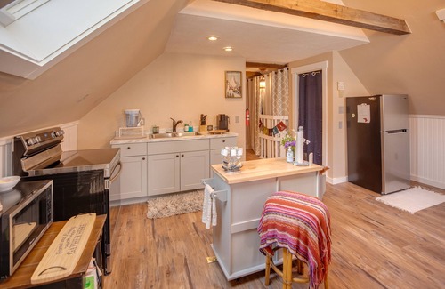 Lincoln Apartment | ~The Loft by Loon~ Pet Friendly