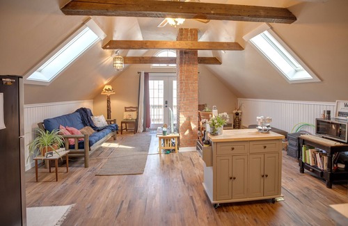 Lincoln Apartment | ~The Loft by Loon~ Pet Friendly