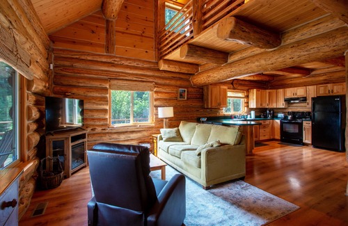 Stevenson House | The Log Cabin - Perfect Haven in the Woods Near Stevenson