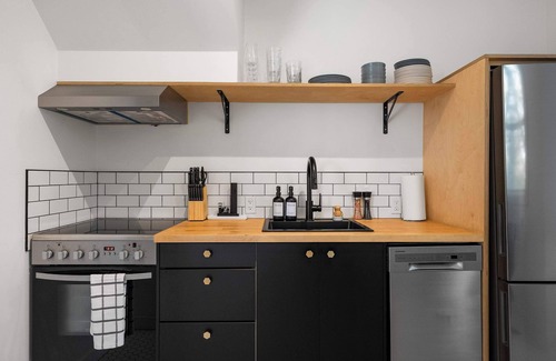 Sunnyside House | The Lokal 2 Kings Queen Suite in Sunnyside YYC