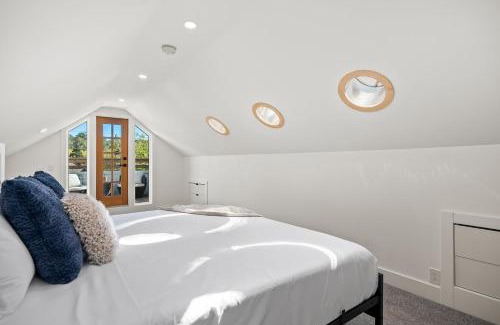 Sunnyside House | The Lokal 2 Kings Queen Suite in Sunnyside YYC