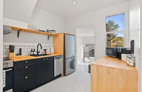 Sunnyside House | The Lokal 2 Kings Queen Suite in Sunnyside YYC