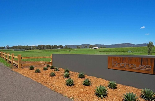 Pokolbin Apartment | The Longhouse - Suite 1 - Iconic Hunter Valley property, 2 en-suite bedrooms and vineyard views