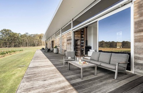 Pokolbin Apartment | The Longhouse - Suite 1 - Iconic Hunter Valley property, 2 en-suite bedrooms and vineyard views