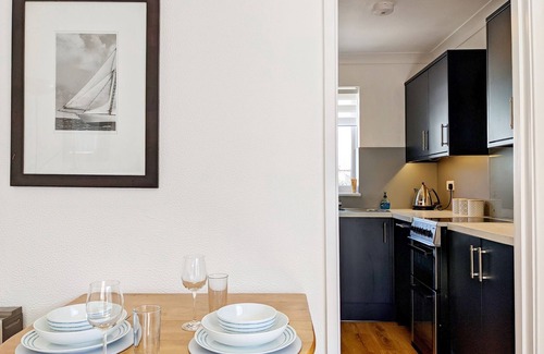 Bognor Regis Cottage | The Lookout - Bognor Regis - sleeps 4 guests in 2 bedrooms