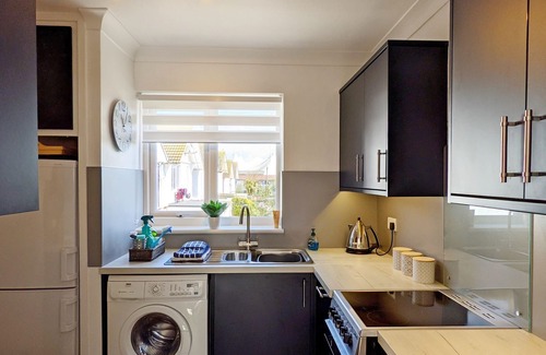 Bognor Regis Cottage | The Lookout - Bognor Regis - sleeps 4 guests in 2 bedrooms