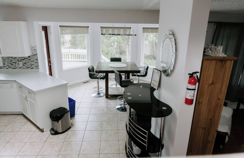 Southeast Edmonton House | The Luxury House- 5 star Homestay